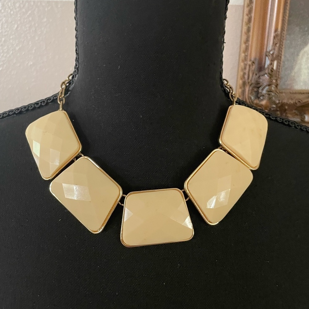 Elegant Cream and Gold Geometric Necklace